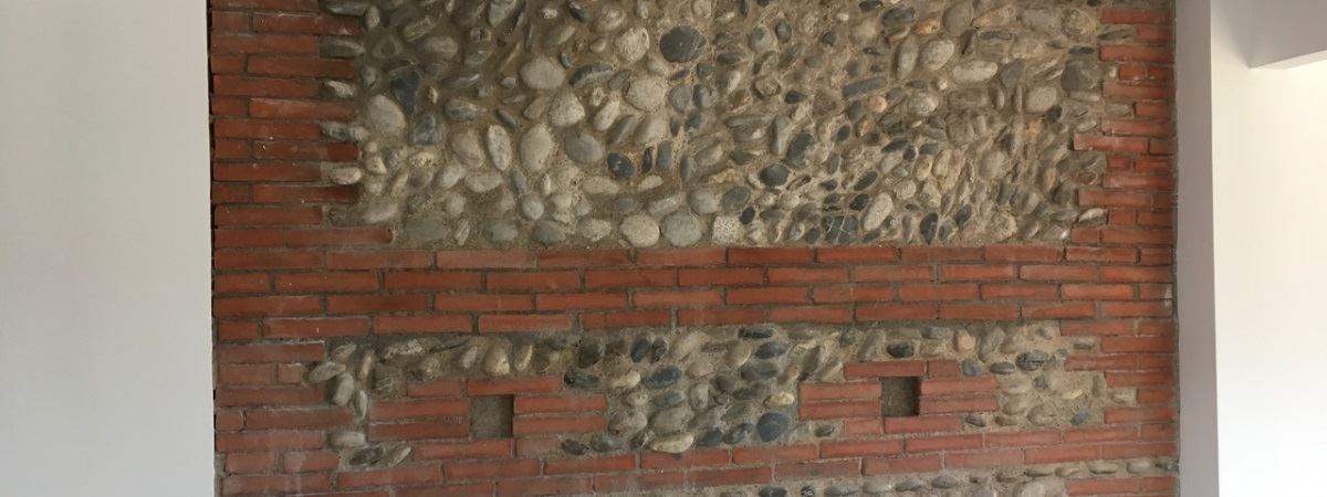 Réalisation mur intérieur en briques foraines et galets ADS CONSTRUCTION 31